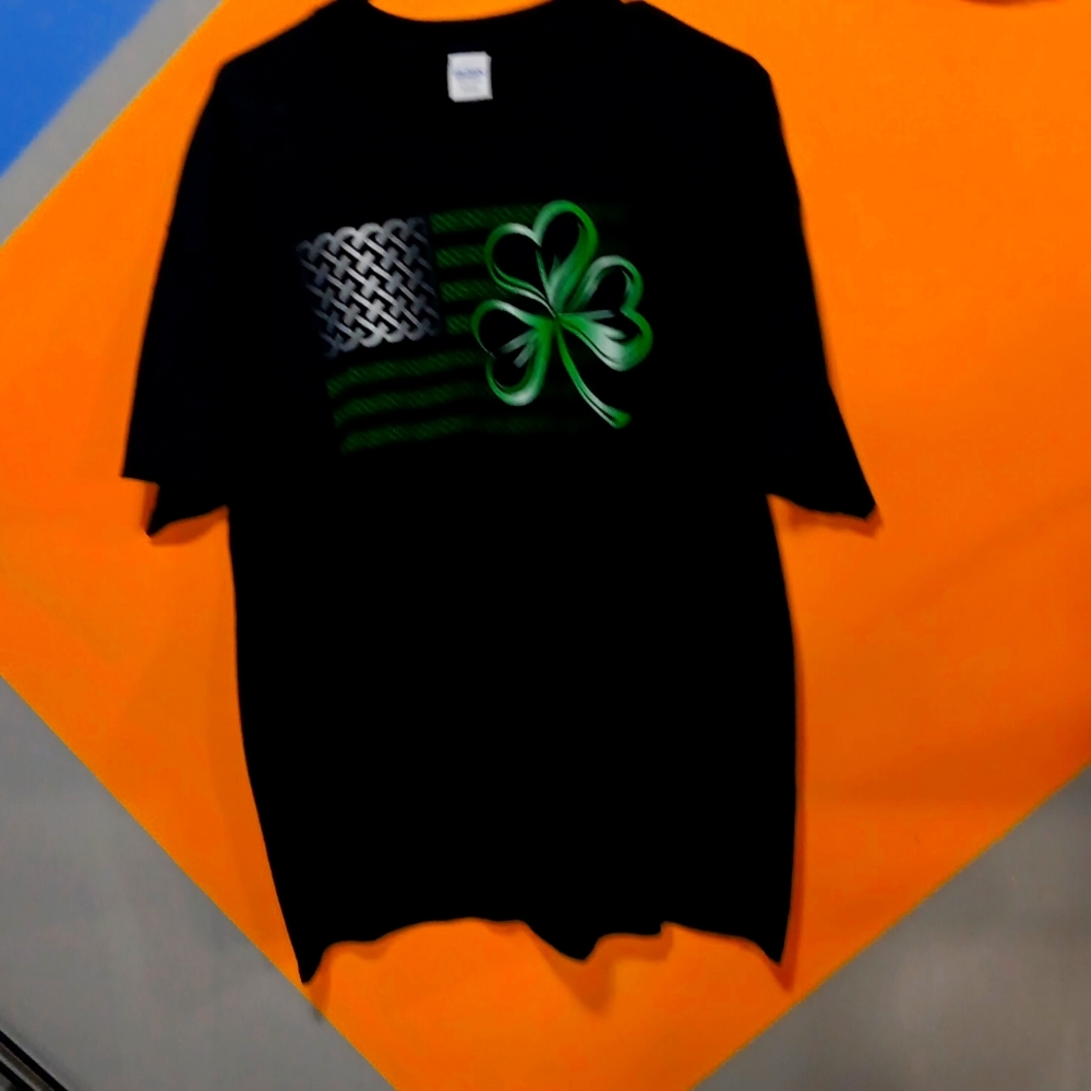 Men's black T-shirt short sleeve.